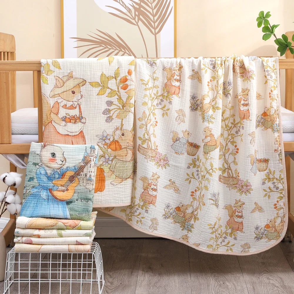 Serviettes bébé à motifs illustrés, suspendues et empilées près d’un berceau.