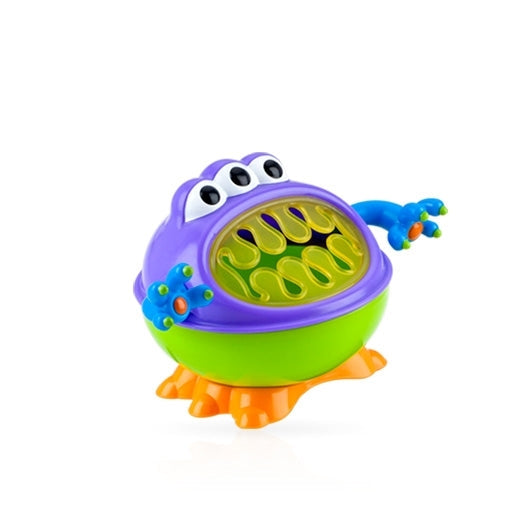 Porte-collation Nûby 3D Monster vert et violet avec couvercle souple, vu de face.