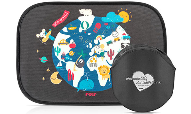 Pare-soleil voiture reer TravelKid Sun noir au motif carte du monde, avec sa pochette de rangement.