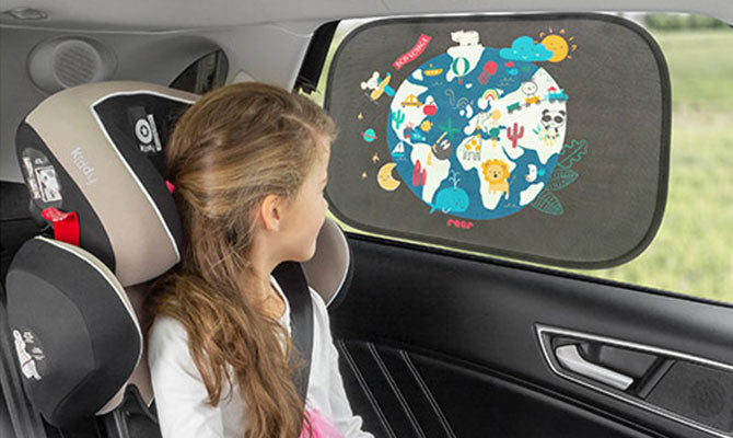 Pare-soleil reer TravelKid Sun 86112 installé sur la vitre arrière, enfant assise dans son siège-auto.