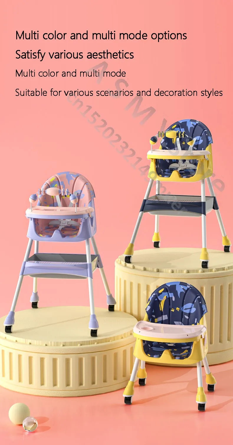 Chaise haute bébé présentée avec tablette et repose-pieds