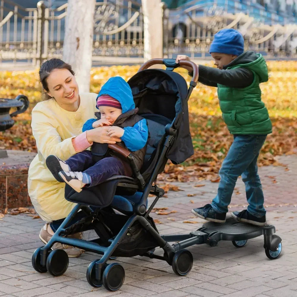Famille en promenade avec une planche installée derrière une poussette