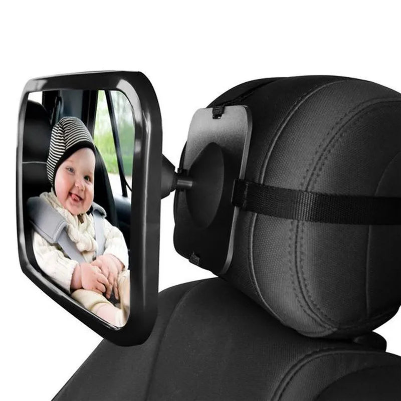 Miroir voiture bébé orientable installé dans un véhicule