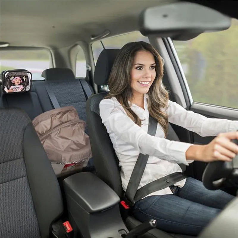 Miroir voiture bébé fixé à l’arrière du véhicule
