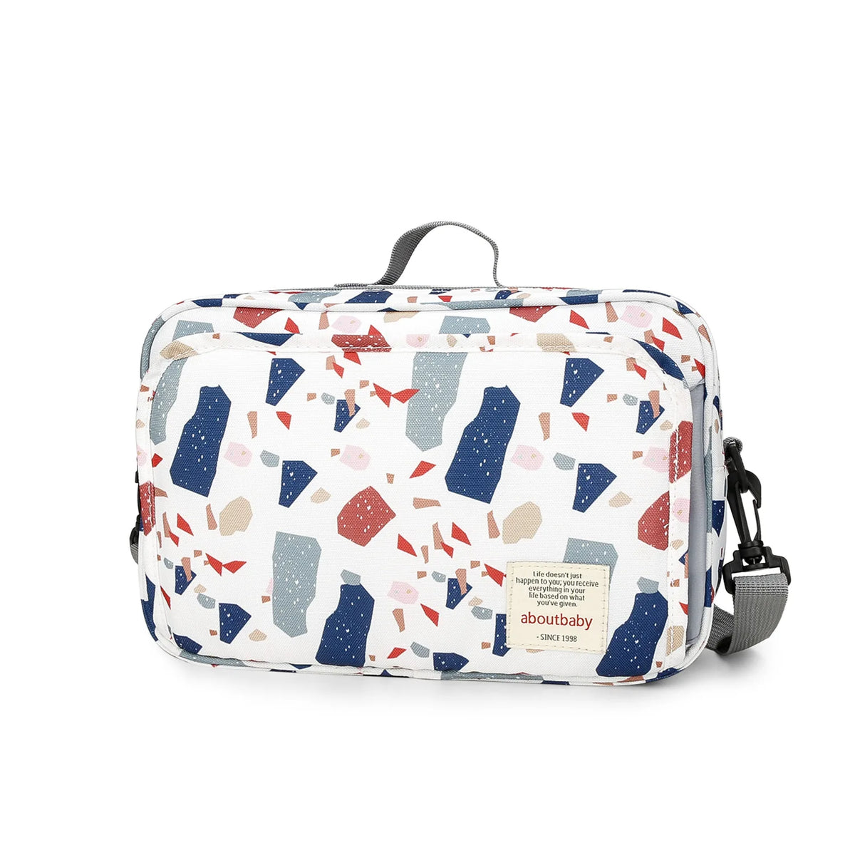 Détail rapproché du tissu imprimé et des finitions du sac à langer