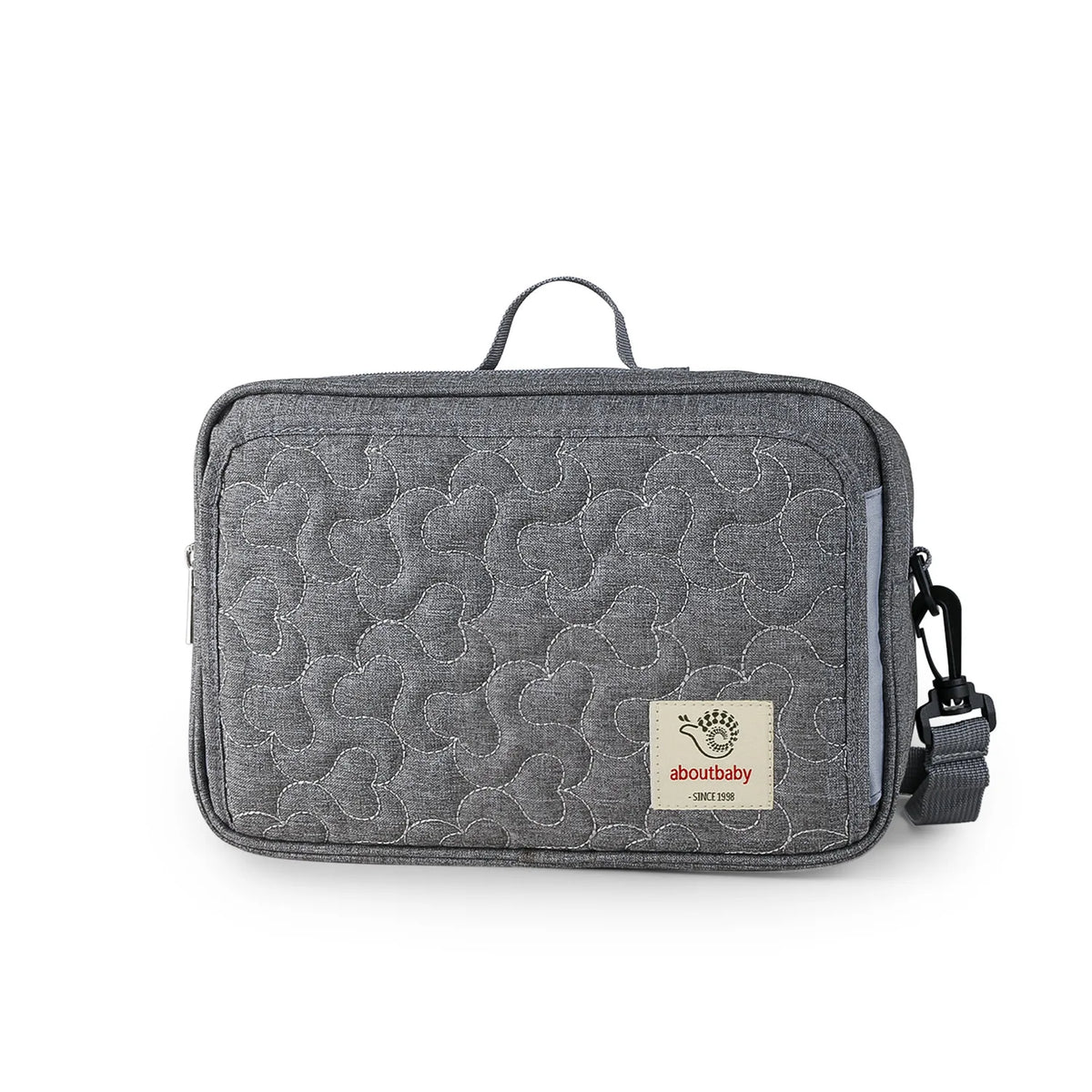 Détail rapproché du tissu imprimé et des finitions du sac à langer