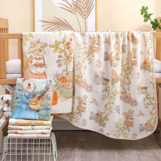 Serviettes bébé à motifs illustrés, suspendues et empilées près d’un berceau